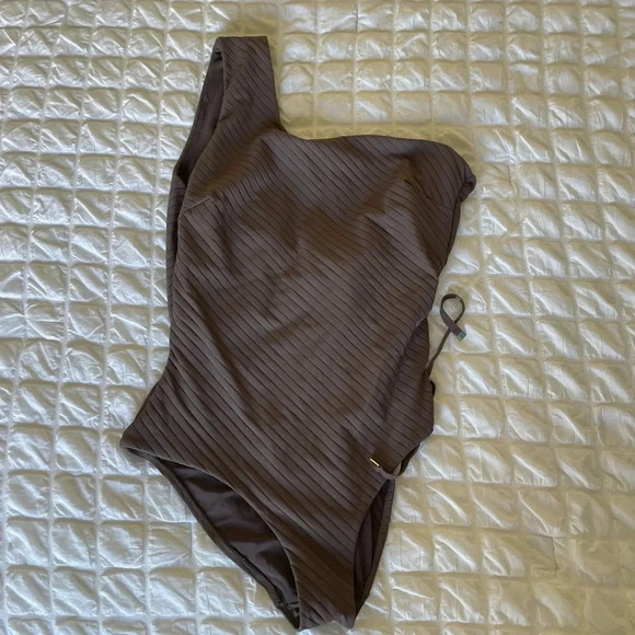 Elegant One-Shoulder Swimsuit - Picture 3 of 9